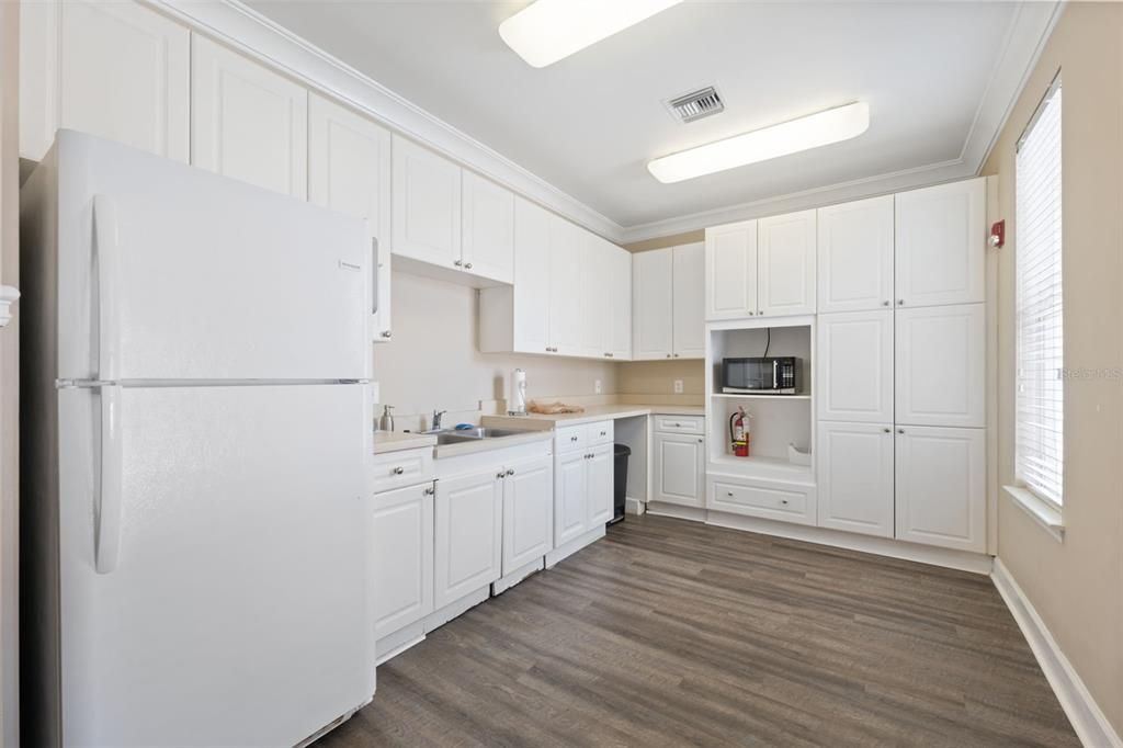 Под контрактом: $169,000 (1 спален, 1 ванн, 732 Квадратных фут)