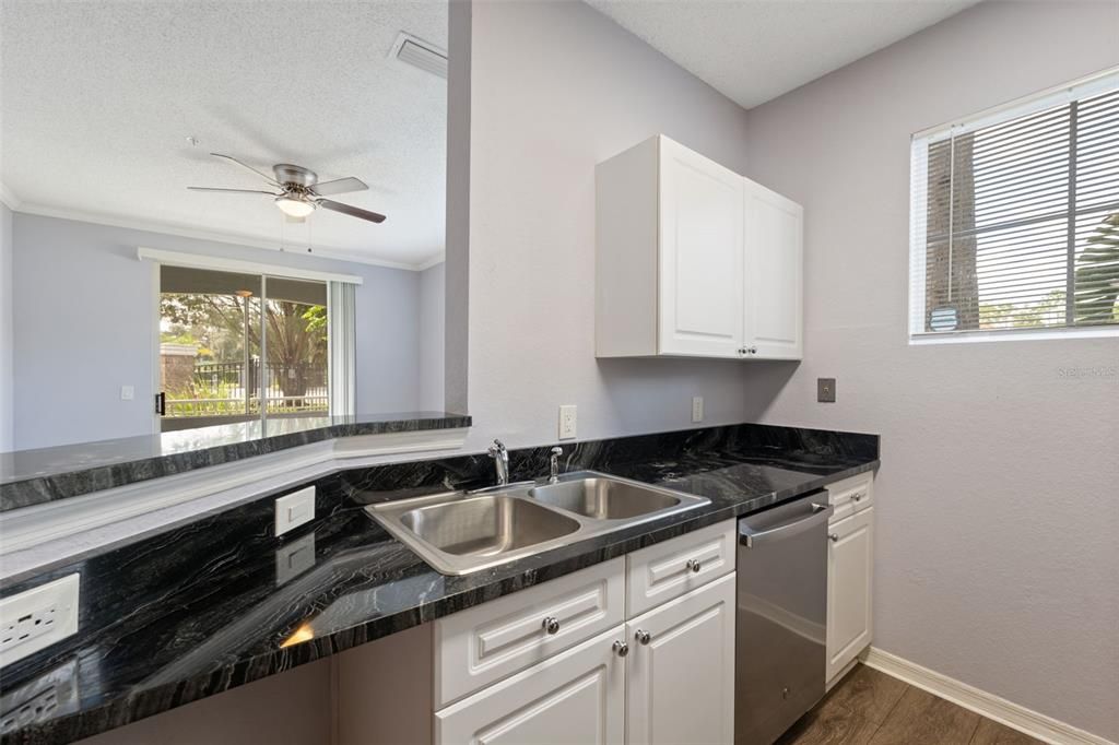 Под контрактом: $169,000 (1 спален, 1 ванн, 732 Квадратных фут)