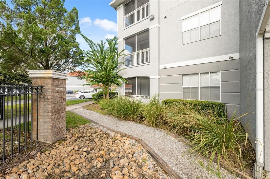 Под контрактом: $169,000 (1 спален, 1 ванн, 732 Квадратных фут)