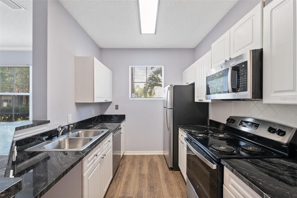 Под контрактом: $169,000 (1 спален, 1 ванн, 732 Квадратных фут)