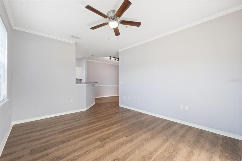 Под контрактом: $169,000 (1 спален, 1 ванн, 732 Квадратных фут)