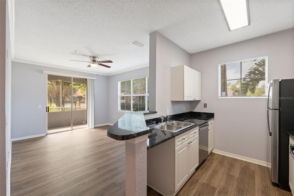 Под контрактом: $169,000 (1 спален, 1 ванн, 732 Квадратных фут)