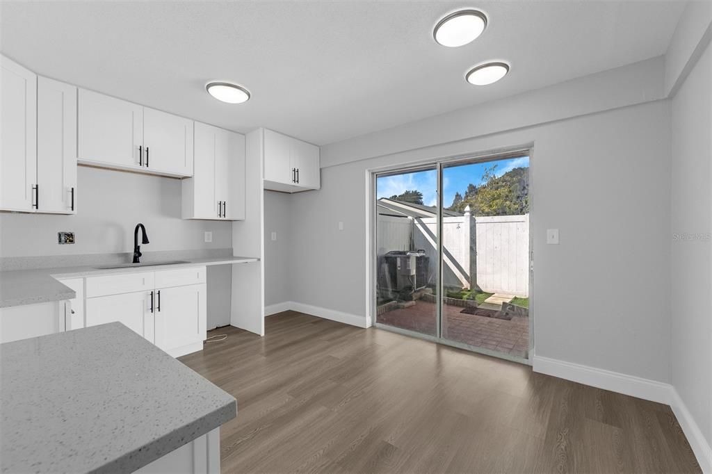 For Sale: $250,000 (2 beds, 2 baths, 1087 Square Feet)