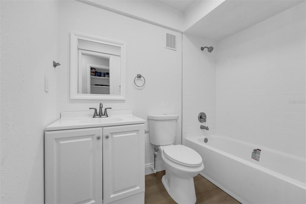 For Sale: $250,000 (2 beds, 2 baths, 1087 Square Feet)