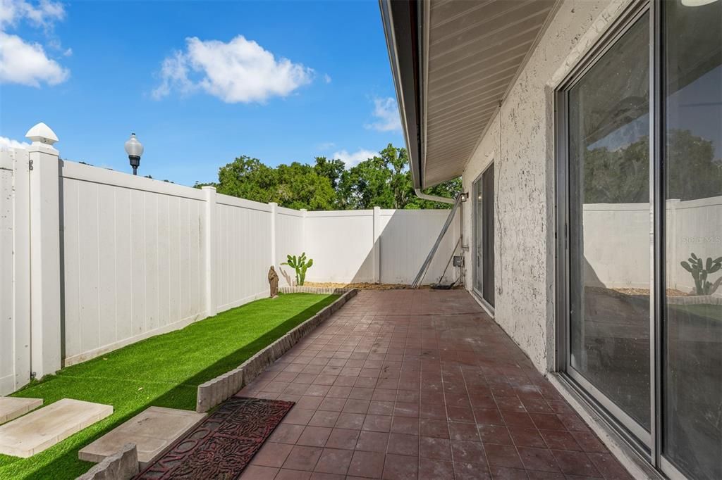 For Sale: $250,000 (2 beds, 2 baths, 1087 Square Feet)