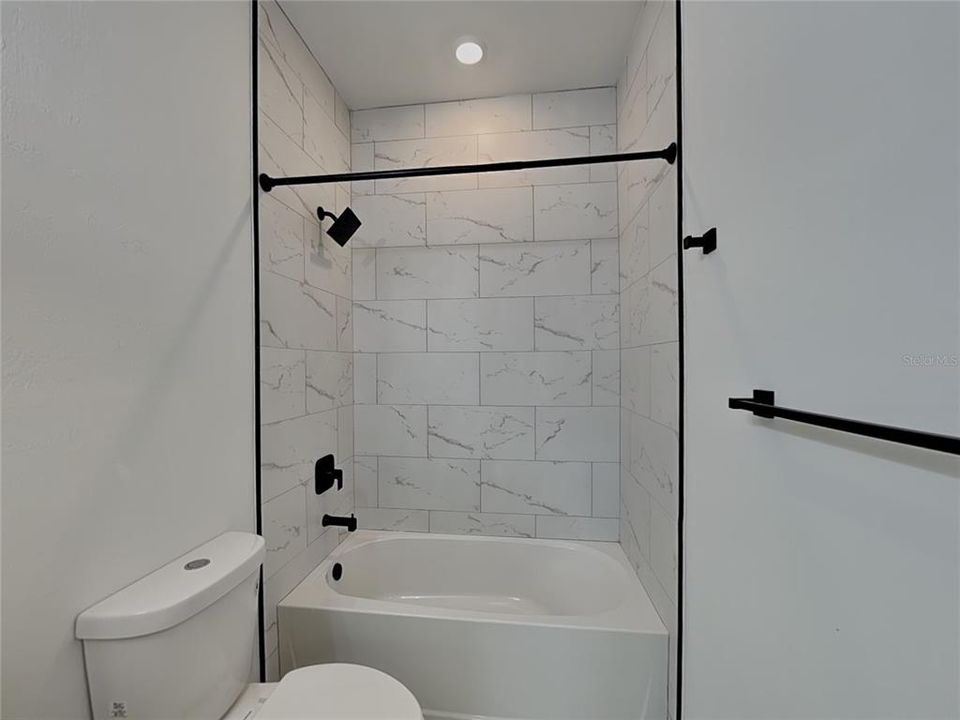 Activo con contrato: $650,000 (6 camas, 0 baños, 3032 Pies cuadrados)