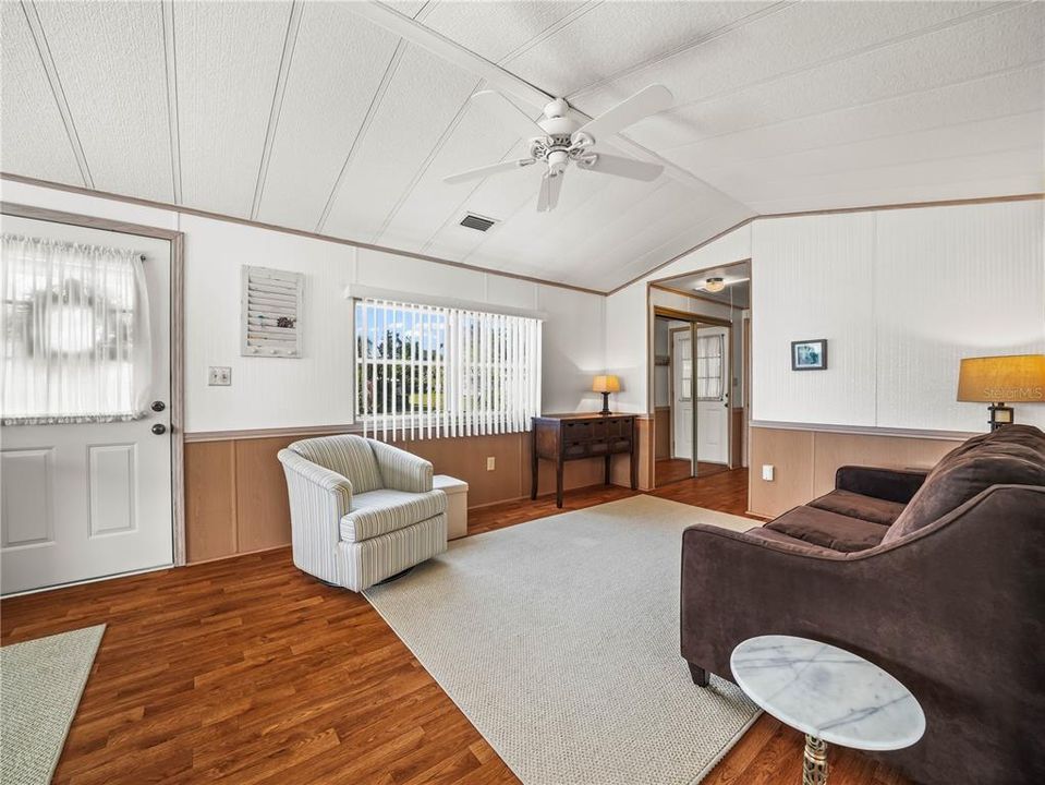 待售: $170,000 (1 贝兹, 2 浴室, 1080 平方英尺)