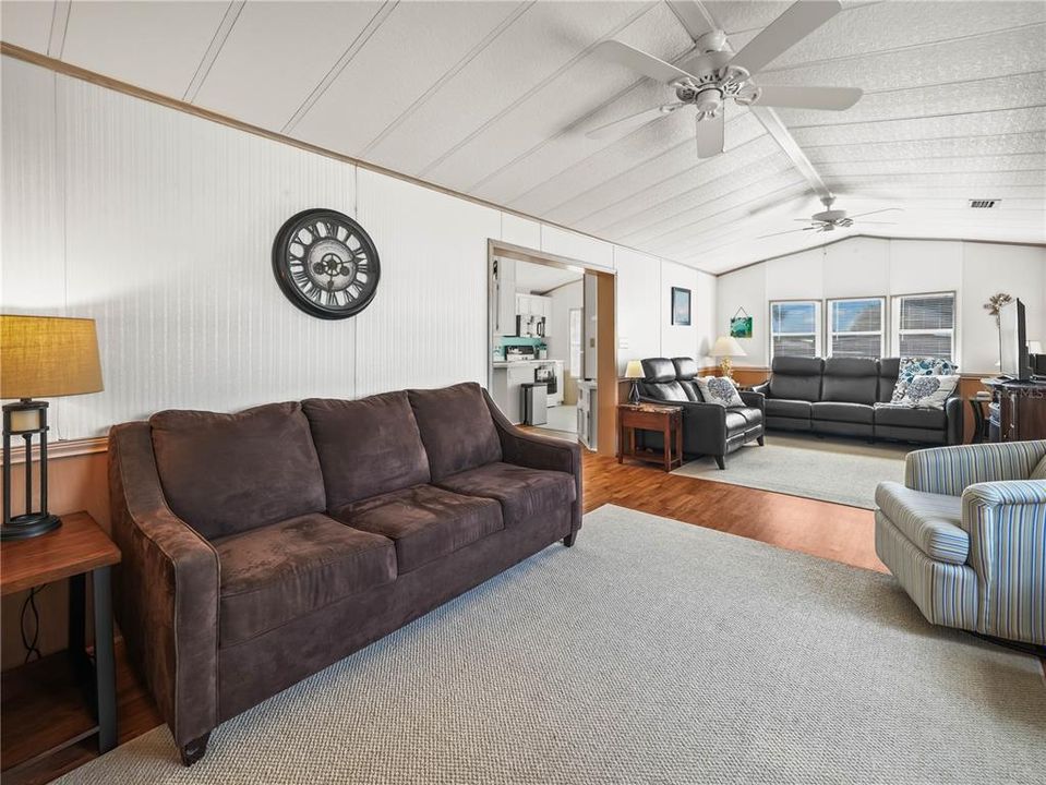 待售: $170,000 (1 贝兹, 2 浴室, 1080 平方英尺)