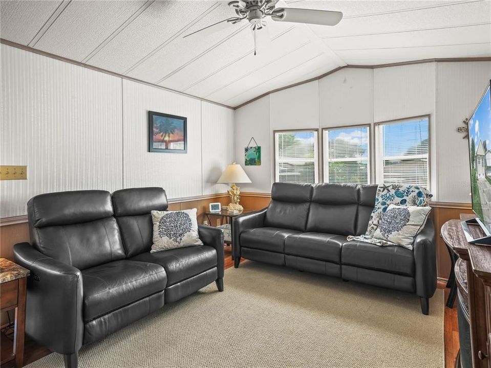 待售: $170,000 (1 贝兹, 2 浴室, 1080 平方英尺)