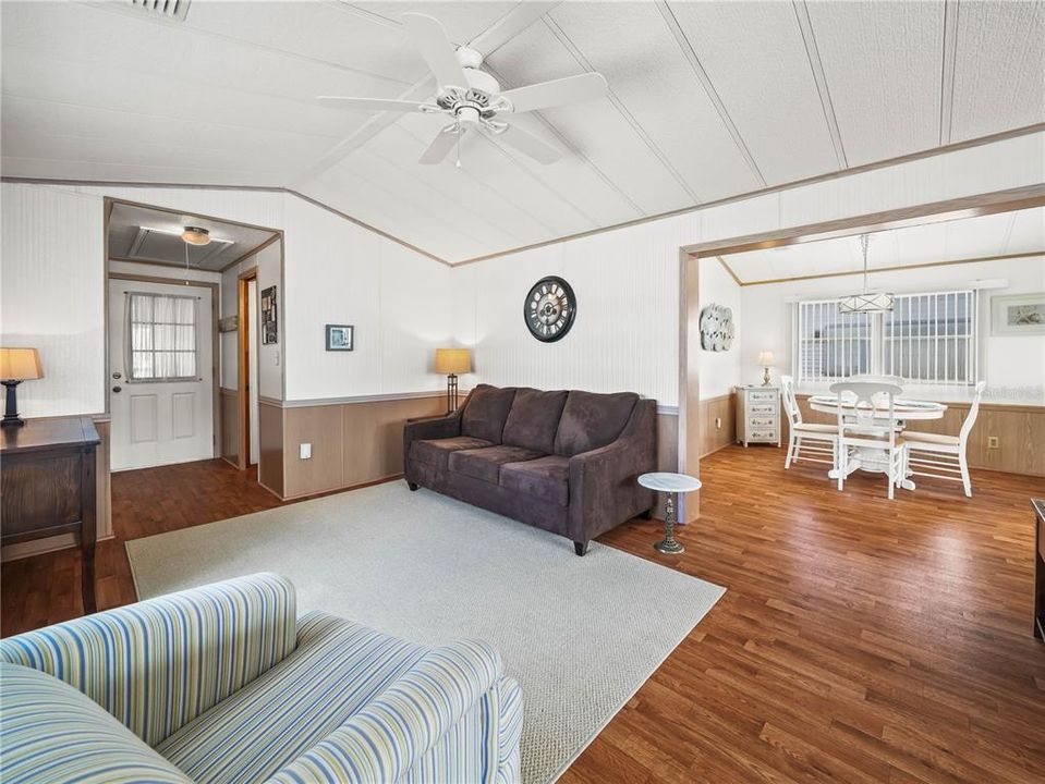 待售: $170,000 (1 贝兹, 2 浴室, 1080 平方英尺)