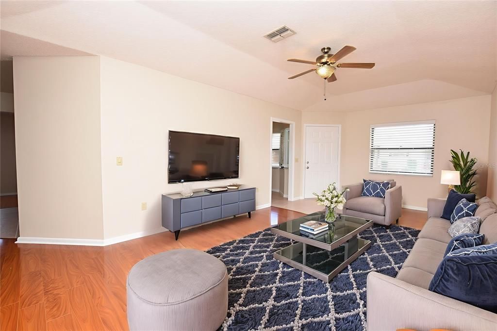 出租: $1,650 (2 贝兹, 2 浴室, 1342 平方英尺)