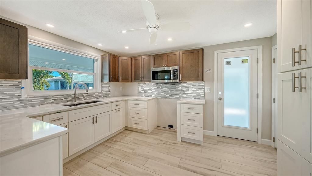 待售: $329,000 (2 贝兹, 2 浴室, 1299 平方英尺)