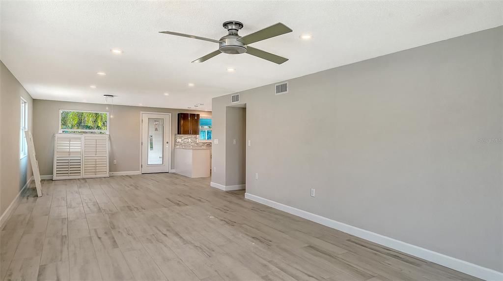 待售: $329,000 (2 贝兹, 2 浴室, 1299 平方英尺)