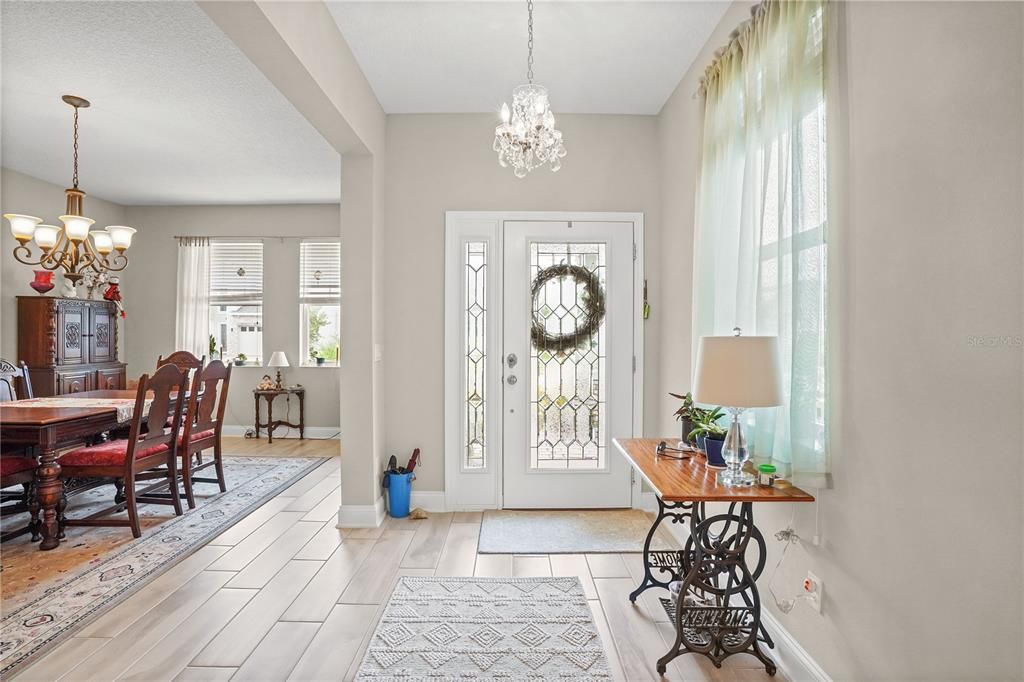 合同活跃: $467,500 (4 贝兹, 2 浴室, 2099 平方英尺)