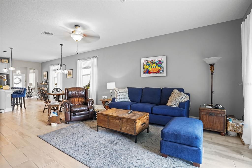 合同活跃: $467,500 (4 贝兹, 2 浴室, 2099 平方英尺)