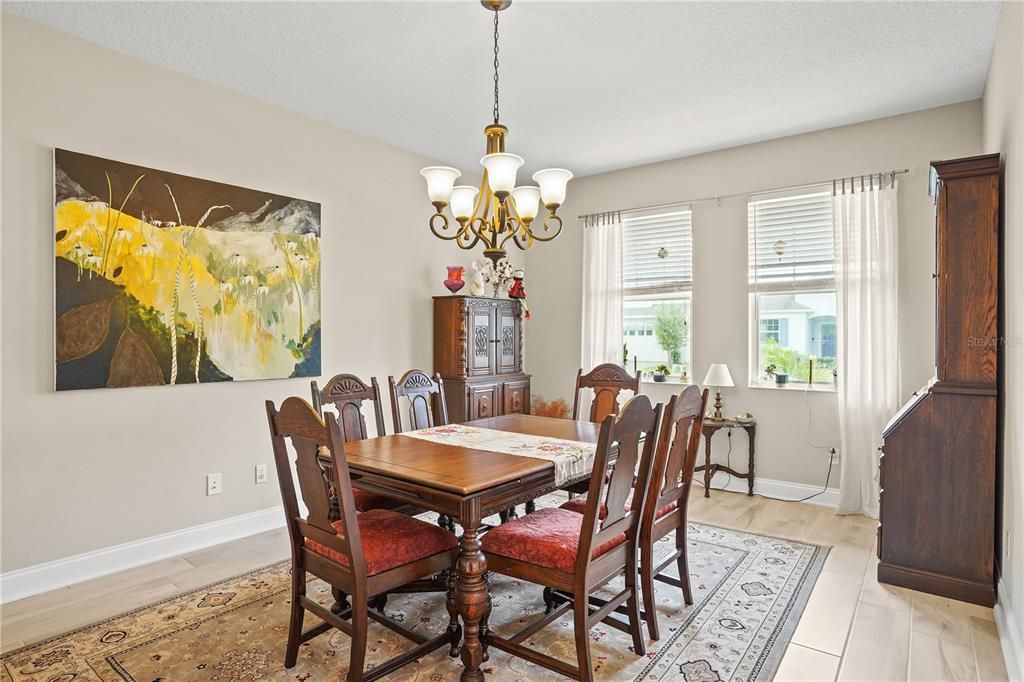 合同活跃: $467,500 (4 贝兹, 2 浴室, 2099 平方英尺)