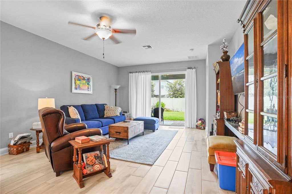 合同活跃: $467,500 (4 贝兹, 2 浴室, 2099 平方英尺)