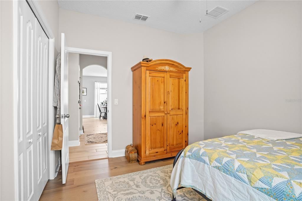 合同活跃: $467,500 (4 贝兹, 2 浴室, 2099 平方英尺)