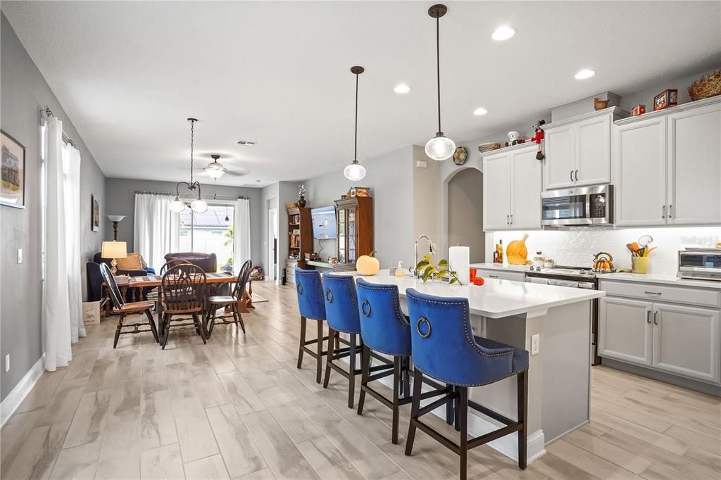 合同活跃: $467,500 (4 贝兹, 2 浴室, 2099 平方英尺)