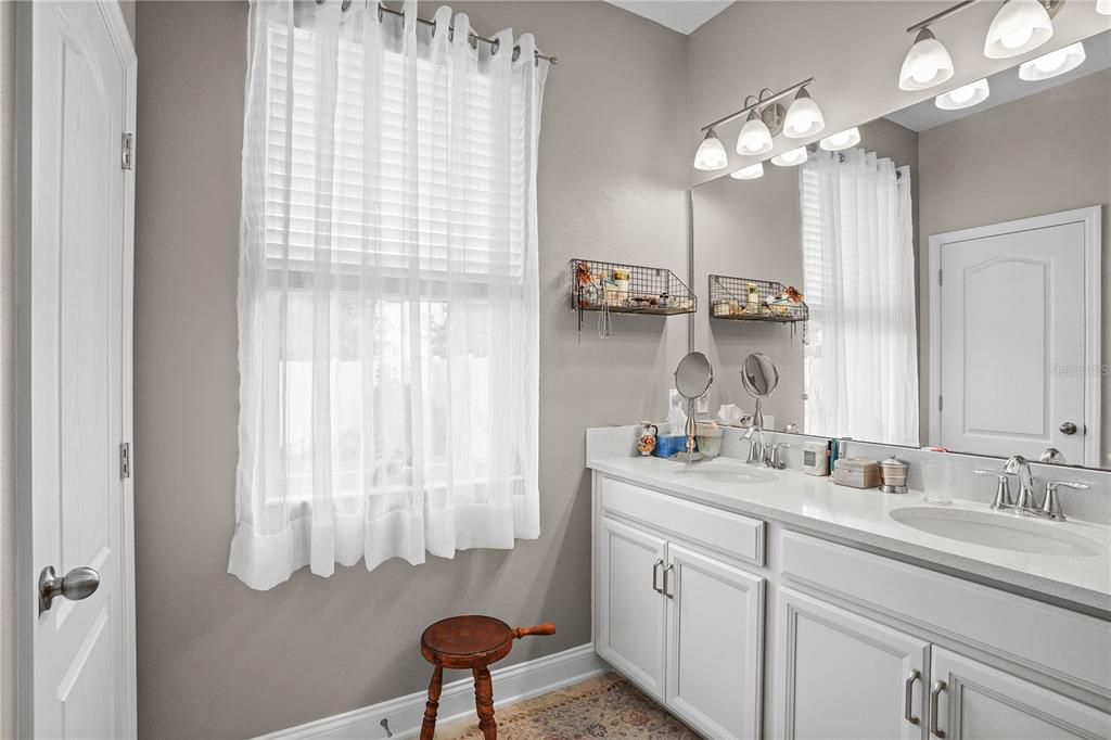 合同活跃: $467,500 (4 贝兹, 2 浴室, 2099 平方英尺)