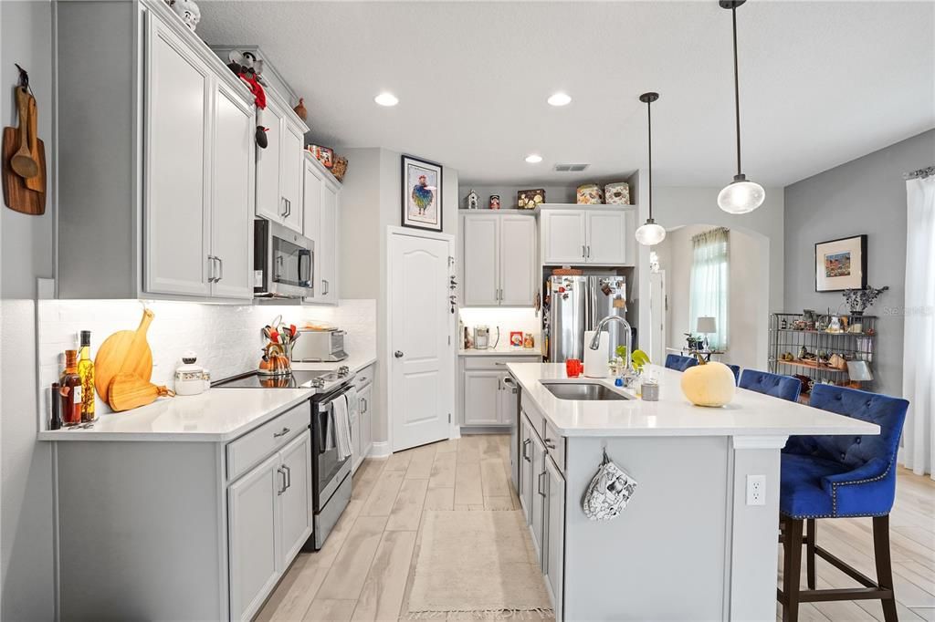 合同活跃: $467,500 (4 贝兹, 2 浴室, 2099 平方英尺)