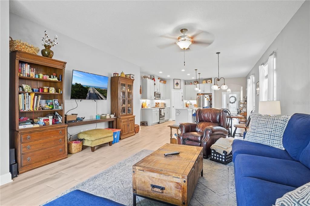 合同活跃: $467,500 (4 贝兹, 2 浴室, 2099 平方英尺)