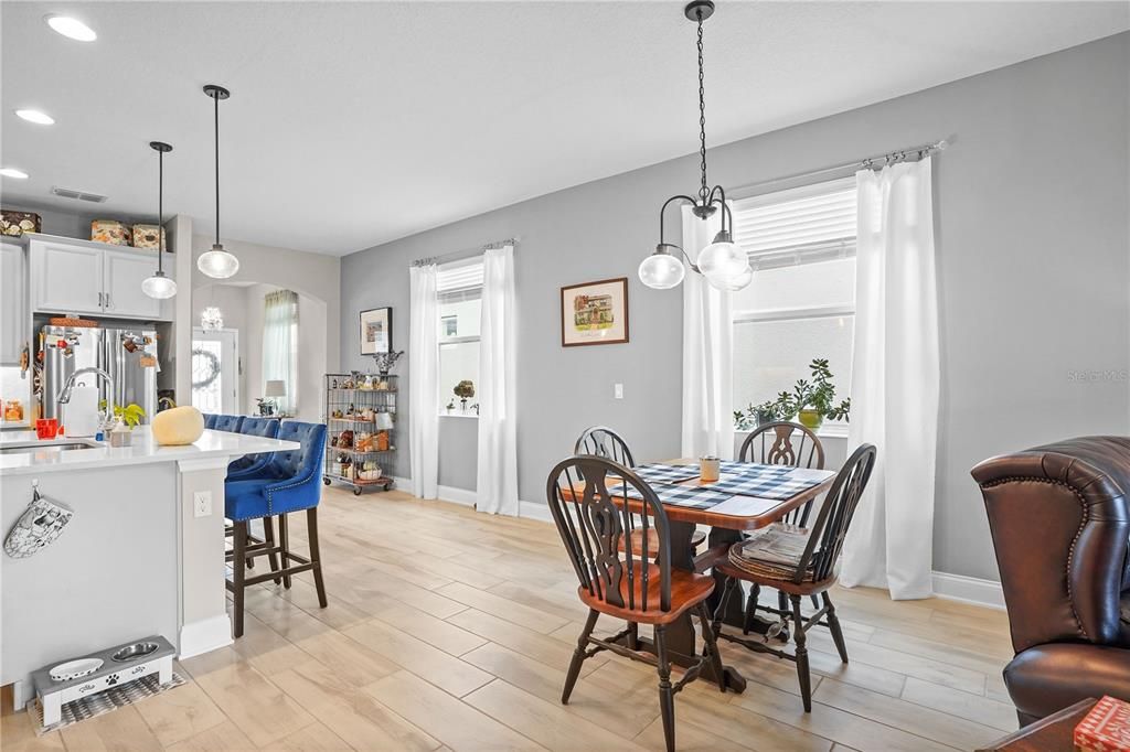 合同活跃: $467,500 (4 贝兹, 2 浴室, 2099 平方英尺)