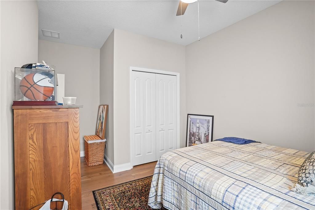 合同活跃: $467,500 (4 贝兹, 2 浴室, 2099 平方英尺)