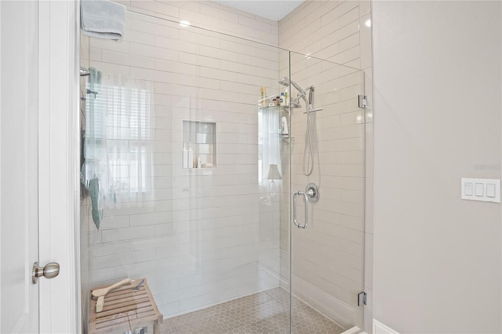 合同活跃: $467,500 (4 贝兹, 2 浴室, 2099 平方英尺)