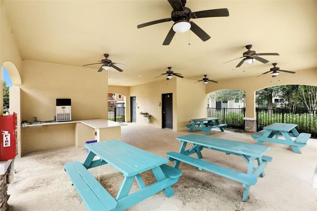 Под контрактом: $296,500 (3 спален, 2 ванн, 1514 Квадратных фут)