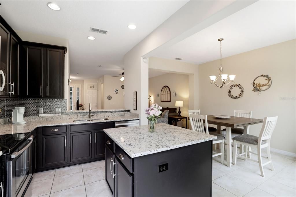 Под контрактом: $296,500 (3 спален, 2 ванн, 1514 Квадратных фут)