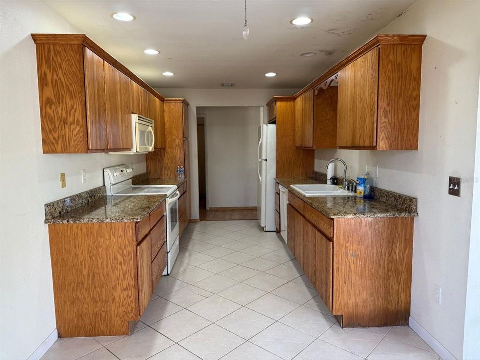 Active With Contract: $209,999 (3 beds, 2 baths, 1498 Square Feet)