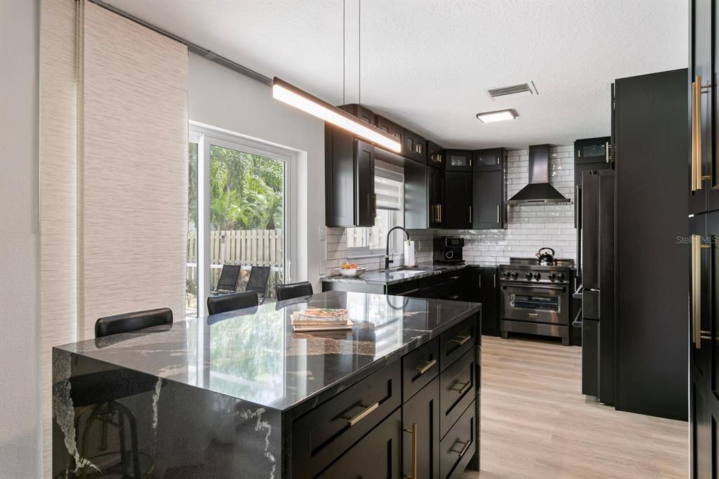 合同活跃: $551,000 (3 贝兹, 2 浴室, 2022 平方英尺)