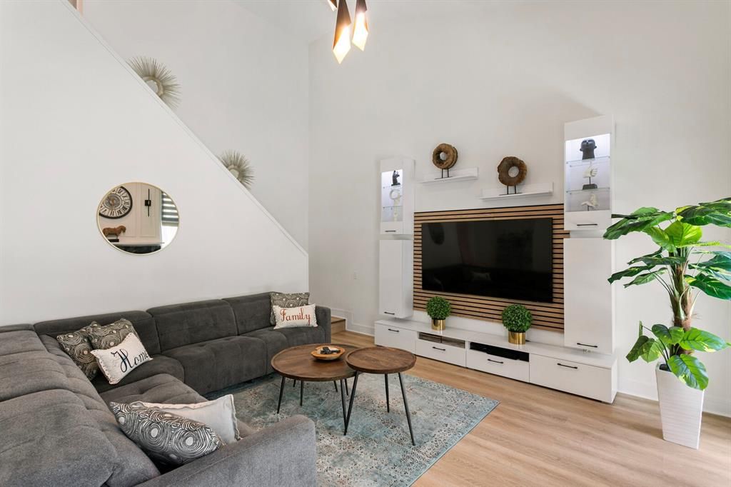 合同活跃: $551,000 (3 贝兹, 2 浴室, 2022 平方英尺)