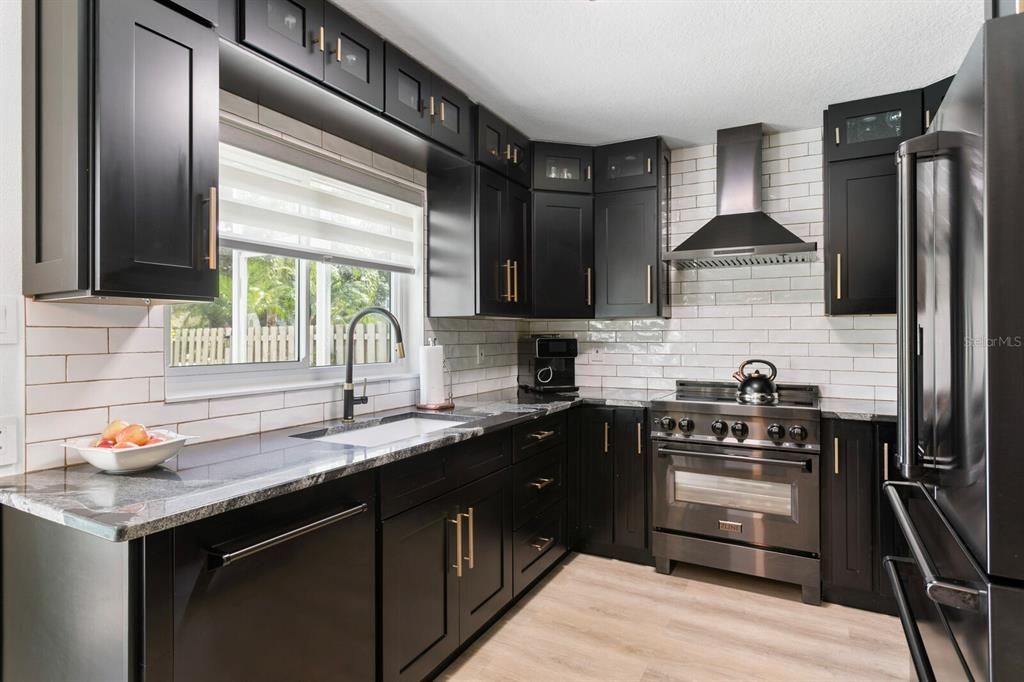 合同活跃: $551,000 (3 贝兹, 2 浴室, 2022 平方英尺)