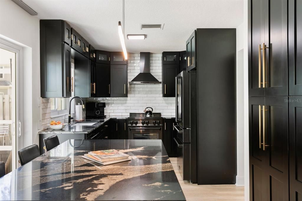 合同活跃: $551,000 (3 贝兹, 2 浴室, 2022 平方英尺)