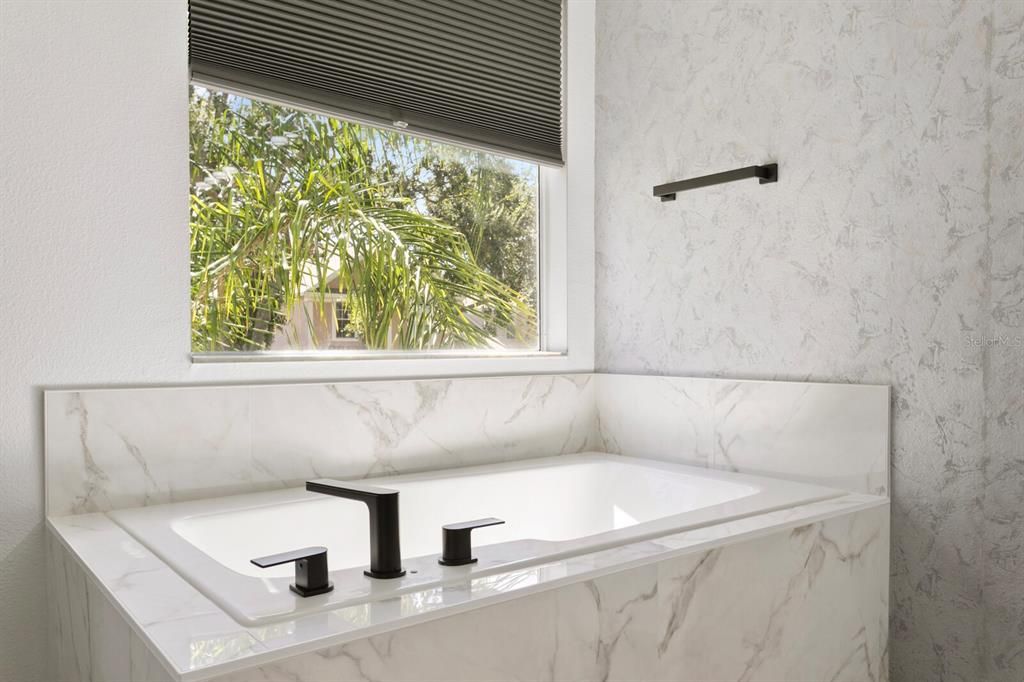 合同活跃: $551,000 (3 贝兹, 2 浴室, 2022 平方英尺)