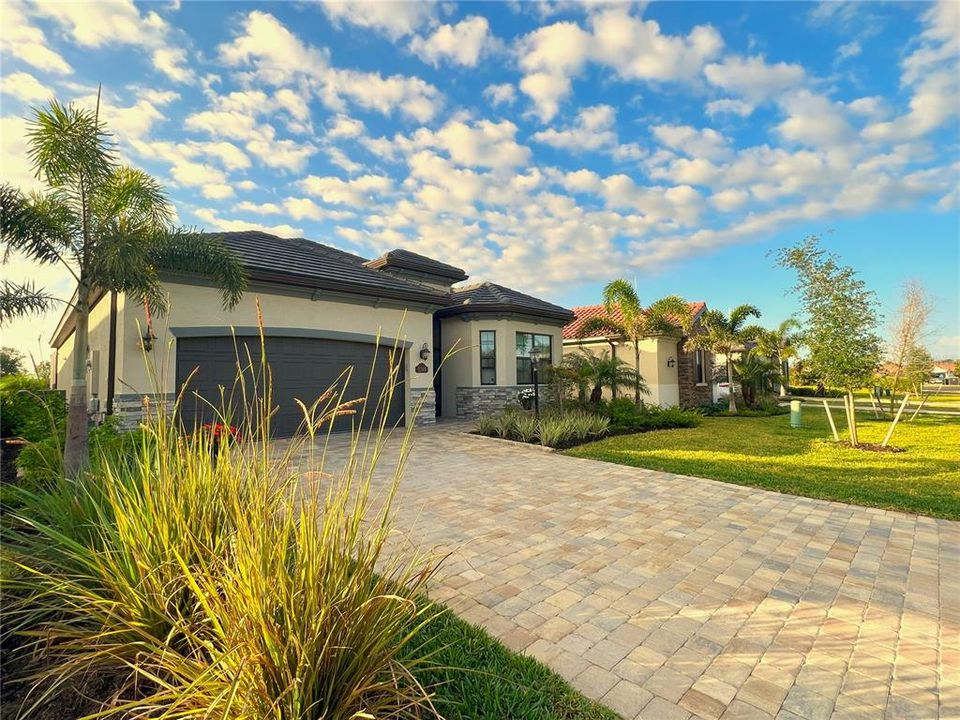 待售: $900,000 (3 贝兹, 2 浴室, 2016 平方英尺)