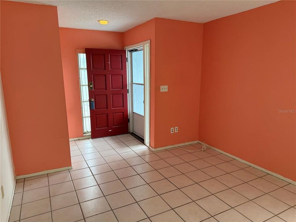 Под контрактом: $99,999 (1 спален, 1 ванн, 814 Квадратных фут)