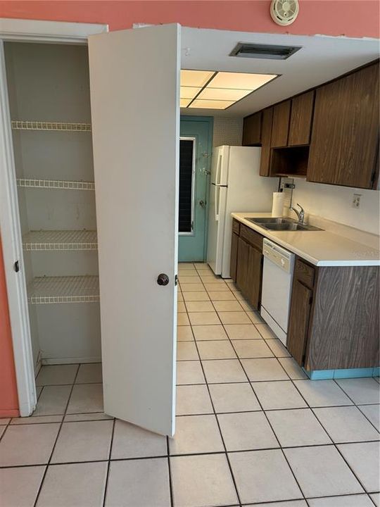 Под контрактом: $99,999 (1 спален, 1 ванн, 814 Квадратных фут)