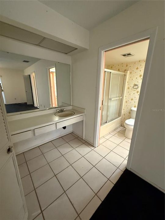 Под контрактом: $99,999 (1 спален, 1 ванн, 814 Квадратных фут)