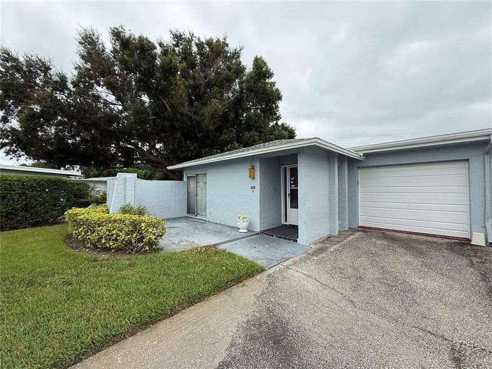 Под контрактом: $99,999 (1 спален, 1 ванн, 814 Квадратных фут)