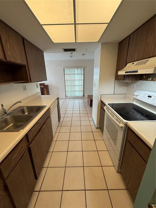 Под контрактом: $99,999 (1 спален, 1 ванн, 814 Квадратных фут)