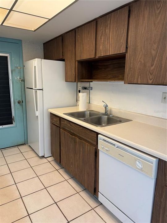 Под контрактом: $99,999 (1 спален, 1 ванн, 814 Квадратных фут)