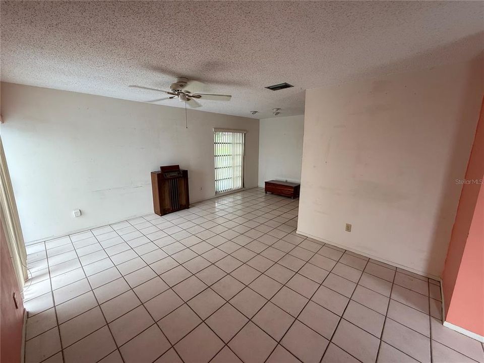 Под контрактом: $99,999 (1 спален, 1 ванн, 814 Квадратных фут)