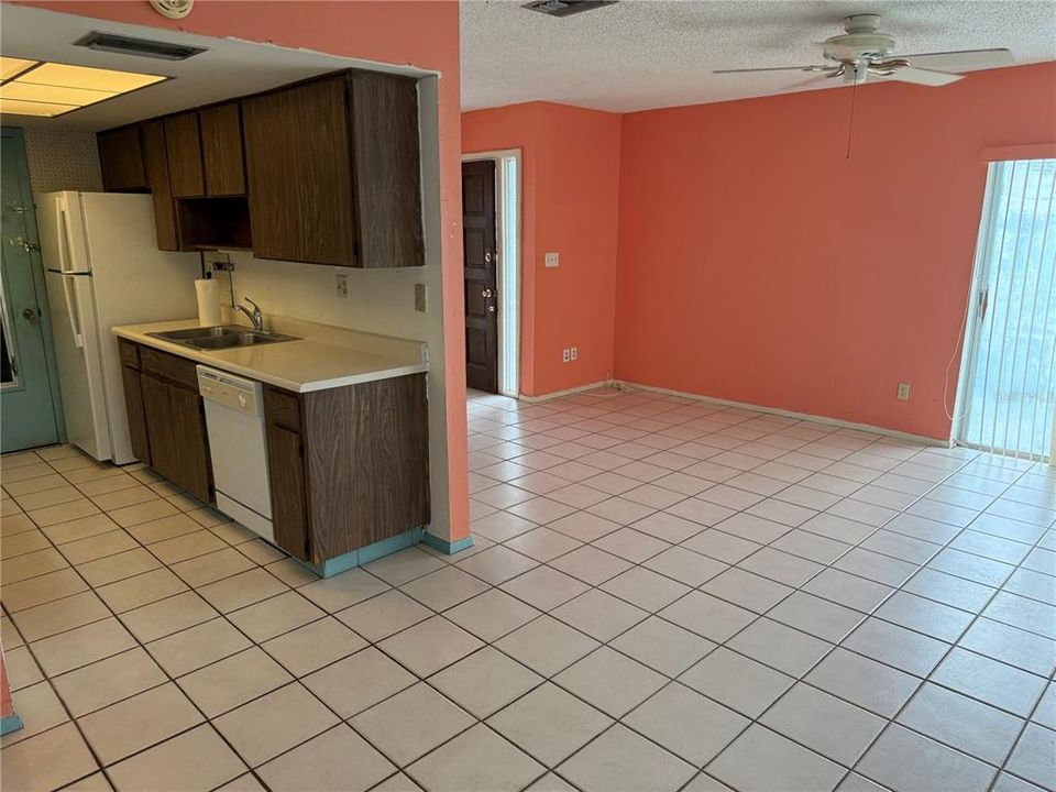 Под контрактом: $99,999 (1 спален, 1 ванн, 814 Квадратных фут)