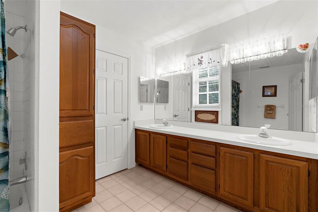 Под контрактом: $800,000 (4 спален, 3 ванн, 2705 Квадратных фут)