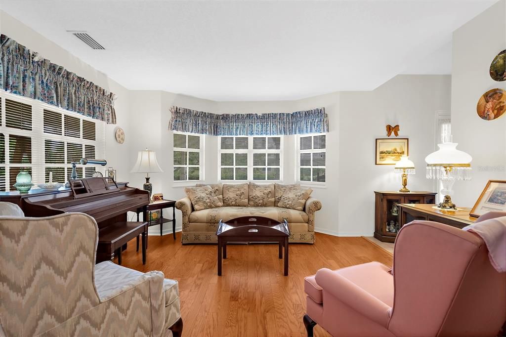 Под контрактом: $800,000 (4 спален, 3 ванн, 2705 Квадратных фут)