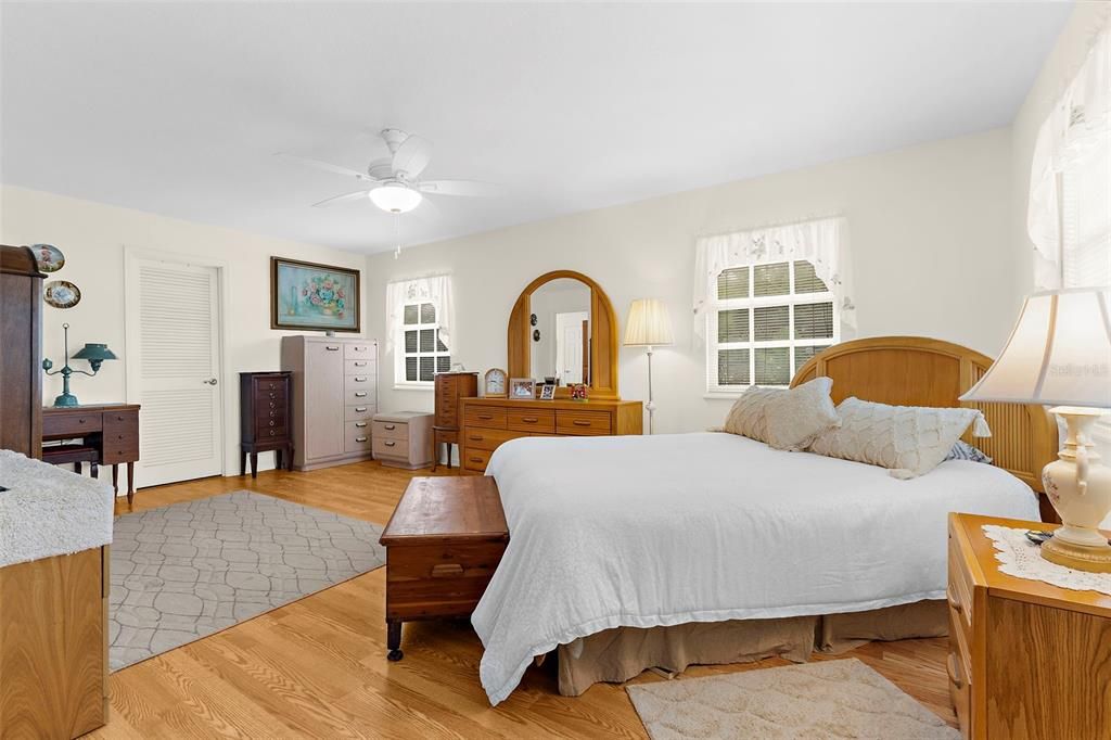 Под контрактом: $800,000 (4 спален, 3 ванн, 2705 Квадратных фут)