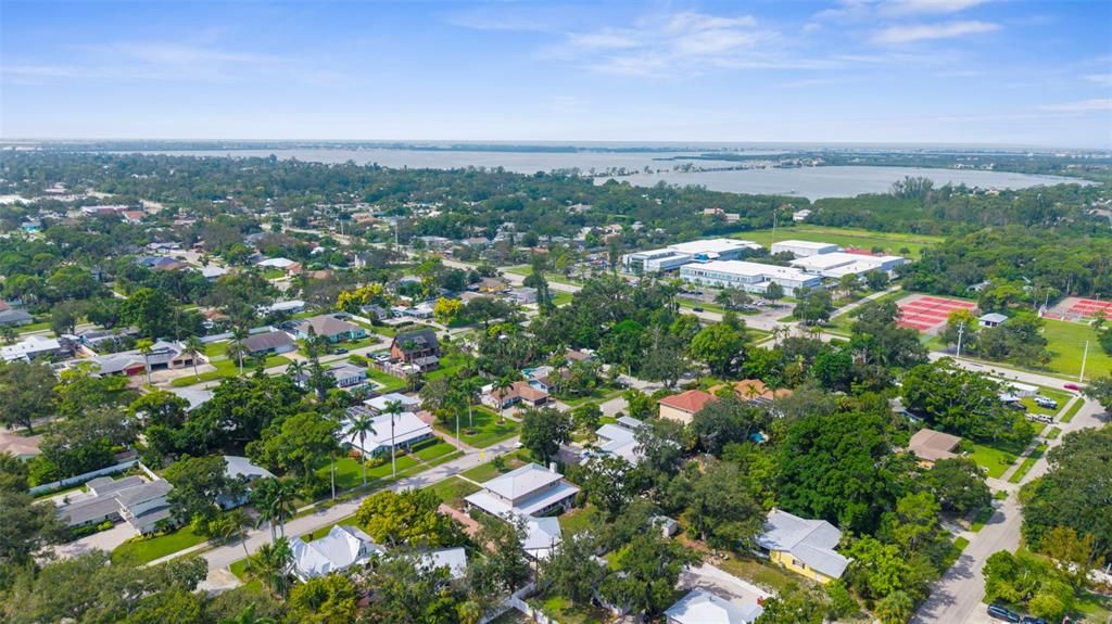 Под контрактом: $800,000 (4 спален, 3 ванн, 2705 Квадратных фут)